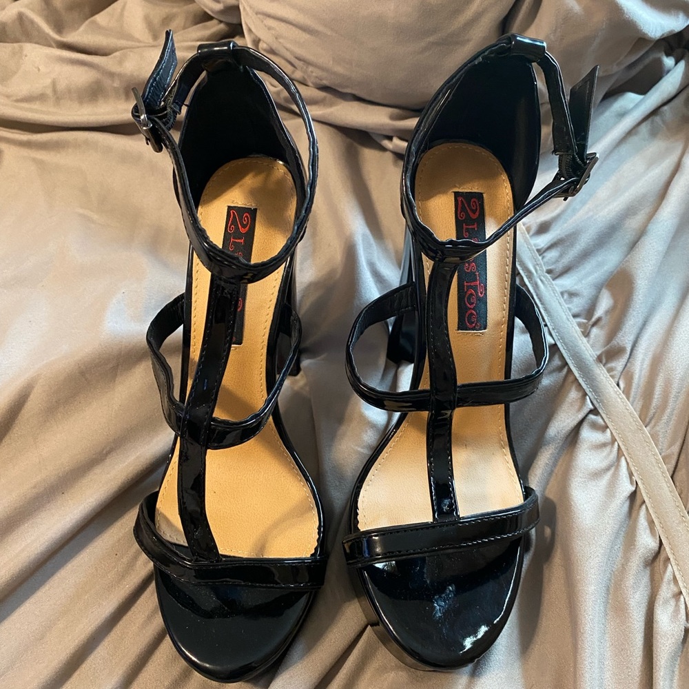 2 lips too Too Odele High Heel Pump. Size 8 1/2